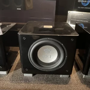 Caisson de basses REL T9X – exposition
